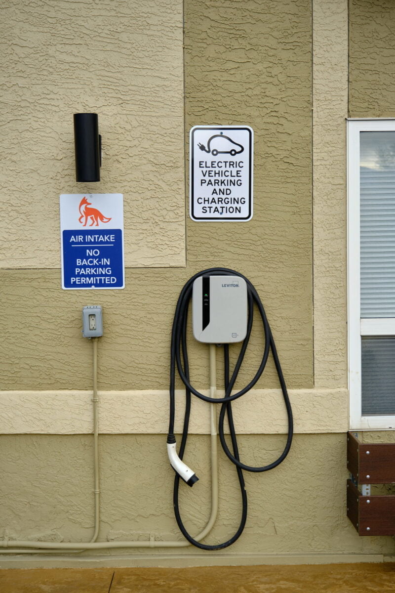 Electrical vehicle charging station